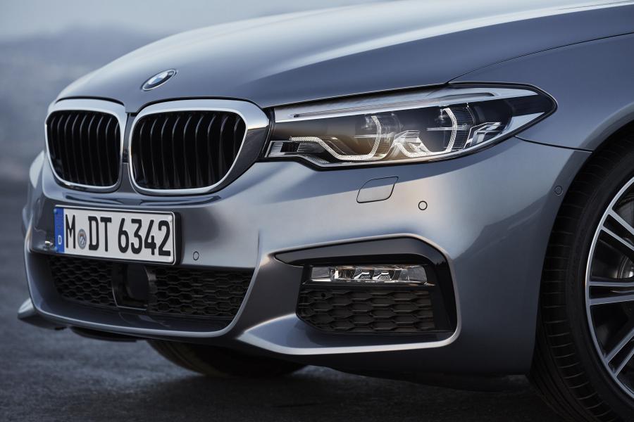 Детали экстерьера BMW 540i Sedan M Sport 2017 года  (WW) (фото 18 из 98)